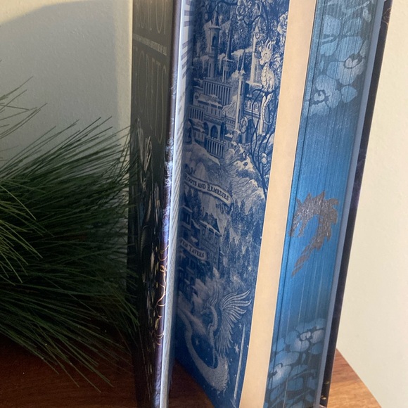 Throne of Secrets - First Edition- custom sprayed edges - Picture 6 of 7